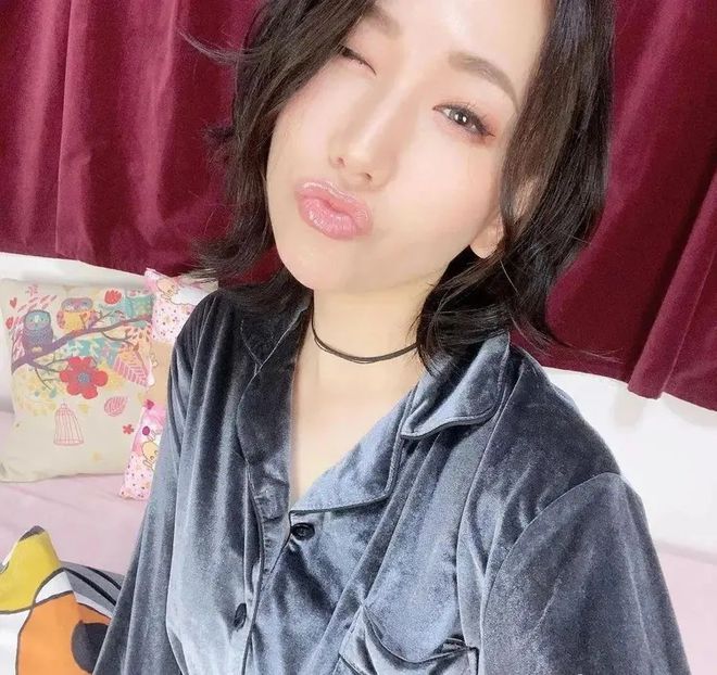 小巷深處的浪漫邂逅，佐山愛在愛情電影網(wǎng)中的故事