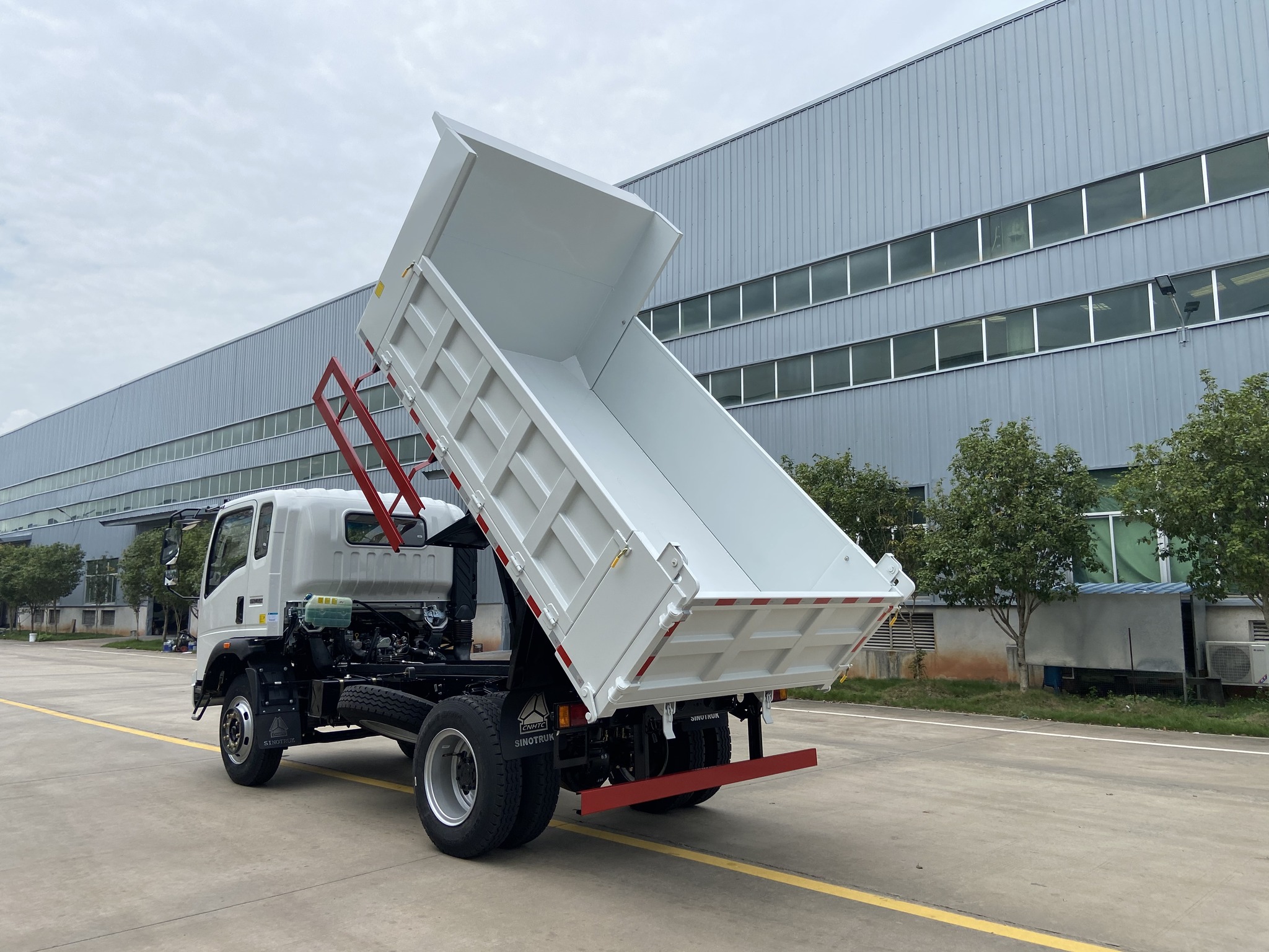 最新款自卸卡車，自然美景探索之旅的得力伙伴