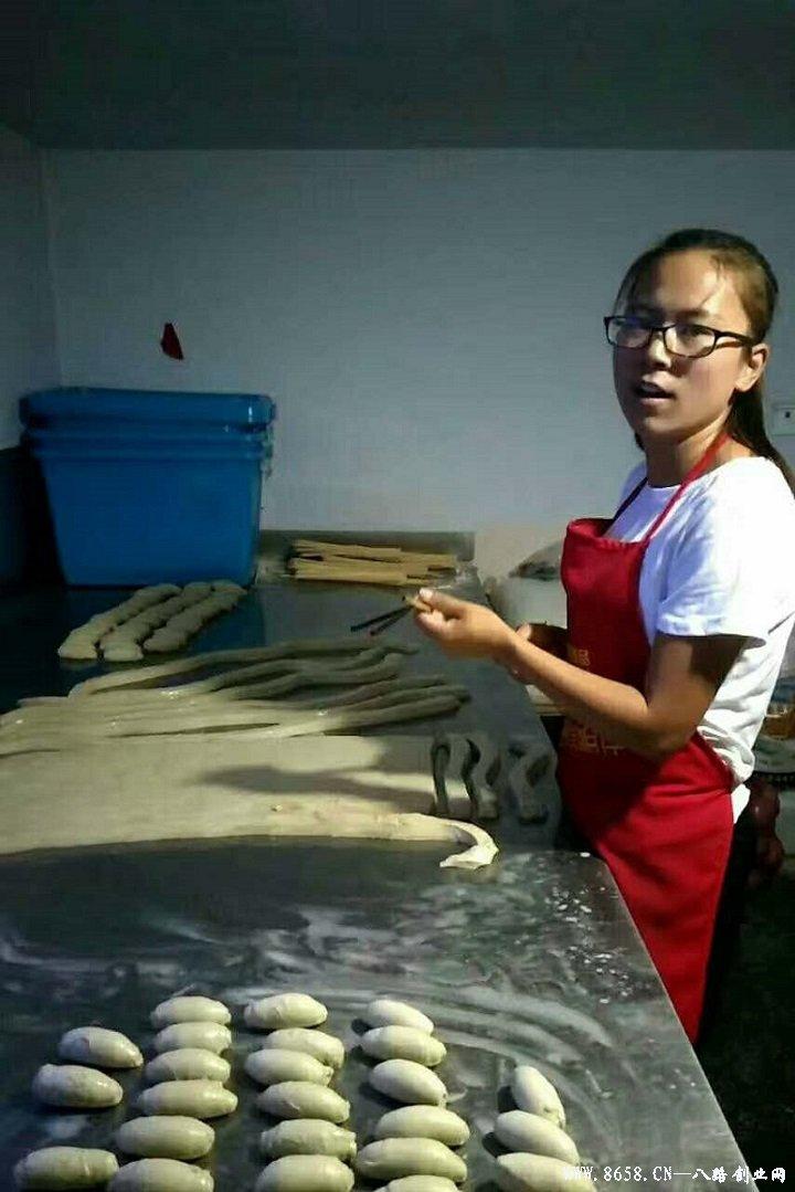 革新烘焙工藝，引領(lǐng)行業(yè)新潮流，最新烤面筋機(jī)亮相！