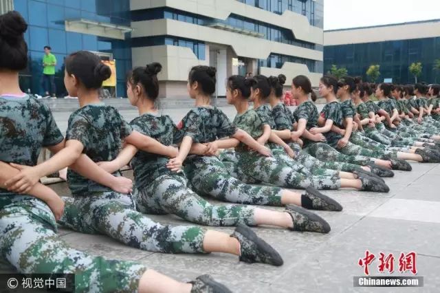 獨(dú)家揭秘，探索小巷深處的軍訓(xùn)新風(fēng)尚——2025軍訓(xùn)最新視頻亮相！