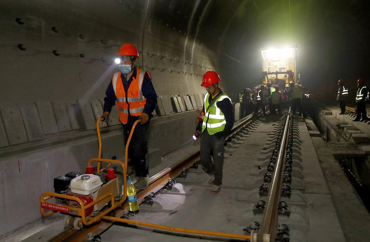 青藏高鐵，高原與繁榮的鋼鐵巨龍連接線